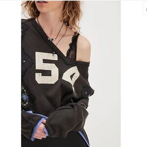 We The Free People Allie Tee Sporty V Neck Cropped 54 Graphic Embroidered Top XL